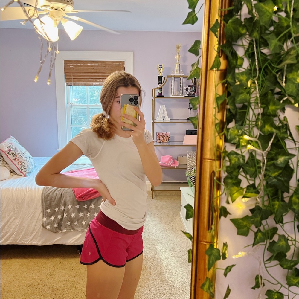 Lululemon Magenta Low Rise Speed up shorts size 4 💗